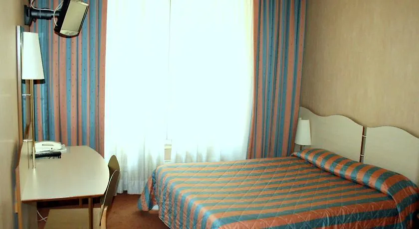 Hotel Eiffel Blomet Paris