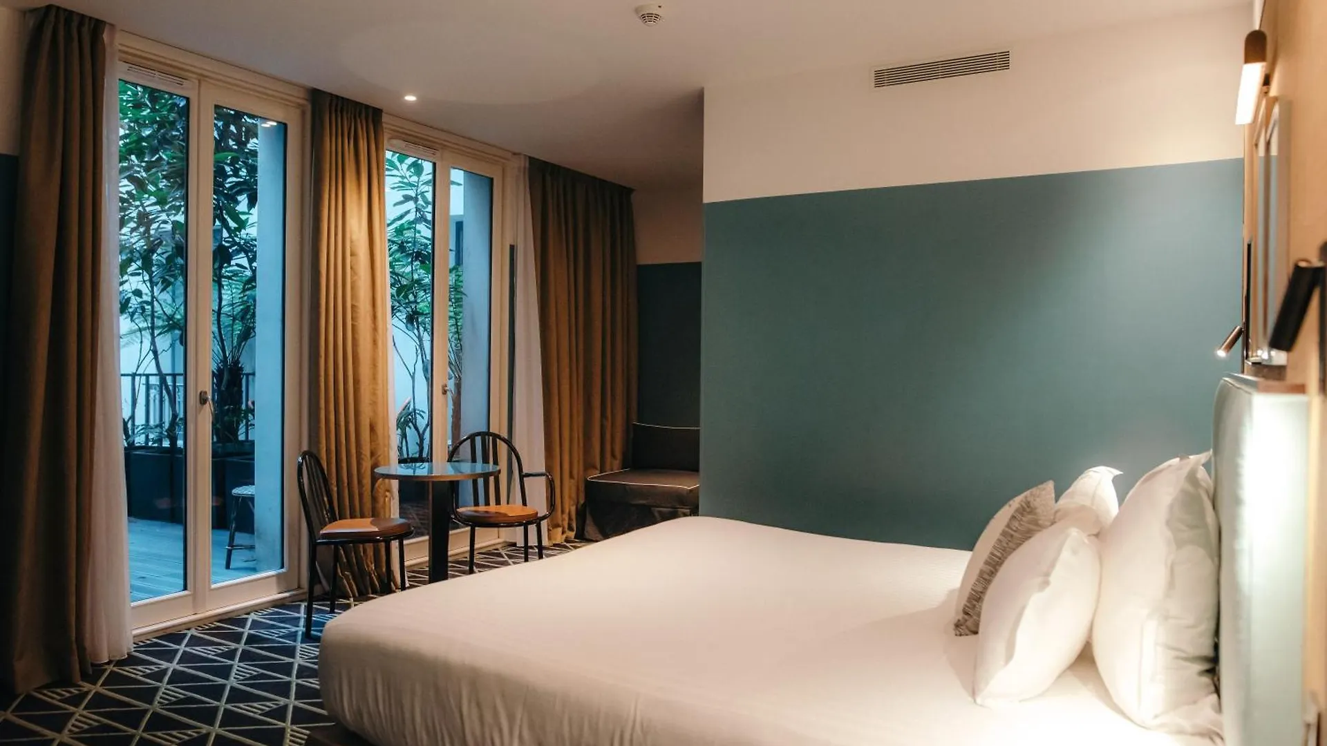 Hotel Eiffel Blomet Paris